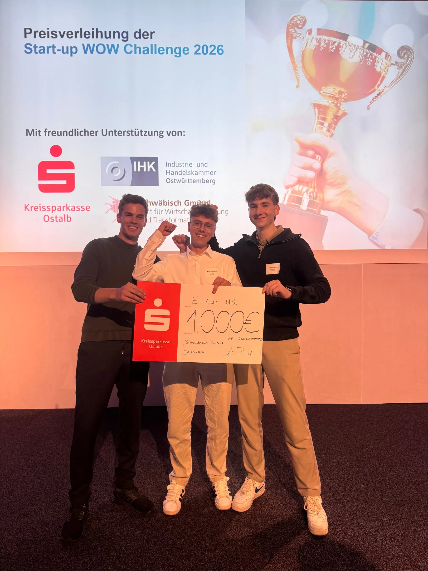Das Gründerteam von E-Luc mit dem Spendenscheck über 1.000 Euro auf der Bühne der Start-up WOW Challenge 2026